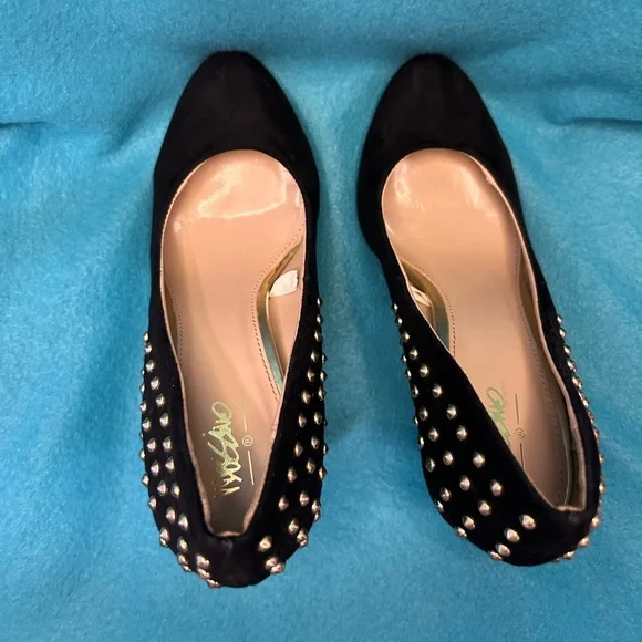 Black heels with gold studs - Picture 5 of 7